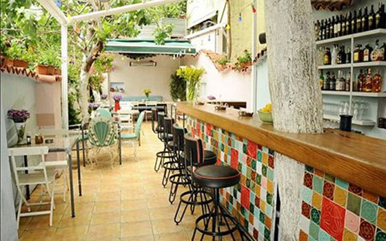   مصر اليوم - حي جيهانغير التركي يُشتهَر بالمقاهي على جانبيه