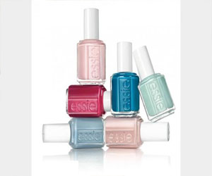   مصر اليوم - الألوان الفاتحة لطلاء الأظافر على عرش الموضة