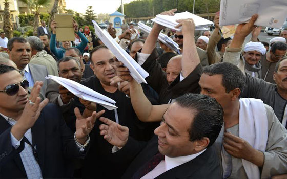   مصر اليوم - اتحاد العمال ونقابة المزارعين يُسلّمان آلاف التوكيلات للمقر الرئيسيّ لحملة السيسي