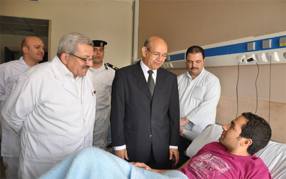 مصر اليوم - محافظ الجيزة يزور الضابط المُصاب في تفجير ميدان الحصري