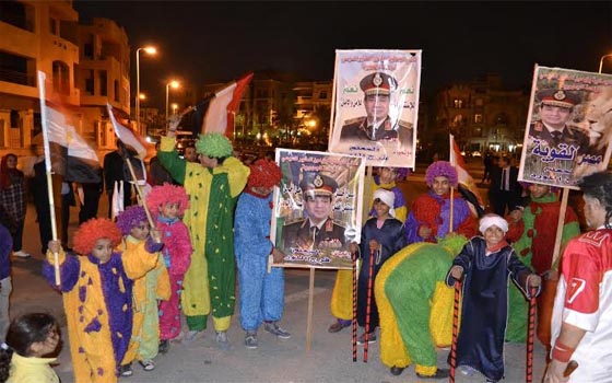 مصر اليوم - مسيّرة حاشدّة لأهالي الجماليّة لتسليّم توكيلات تأييّد السيّسي إلى مقر حملته