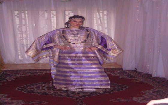   مصر اليوم - الملحفة الشاويّة لباس جزائريّ عصريّ تقليديّ ينافس الوشاح الفرنسيّ في أكبر الصالونات