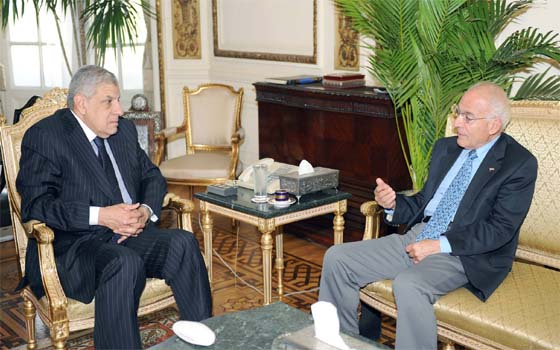   مصر اليوم - إبراهيم محلب يلتقي فاروق الباز لبحث الملفات السياسية والاقتصادية في مصر