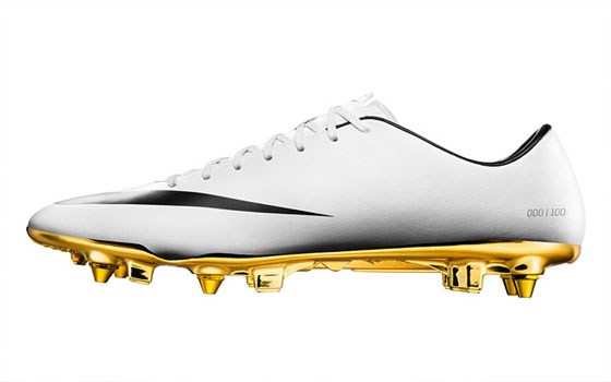   مصر اليوم - حذاء فوتبول خاصّ من نايك احتفالاً بموسم كريستيانو رونالدو النجوميّ