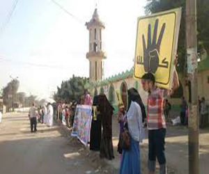 مصر اليوم - سلاسل بشريَّة لـشباب ضدّ الانقلاب في بورسعيد