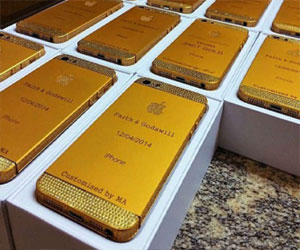   مصر اليوم - رئيس نيجيريا يوزع آي فون من الذهب على الضيوف بزفاف ابنته