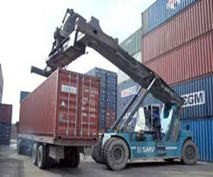 مصر اليوم - إحباط محاولة تهريب حاوية ملابس في بورسعيد