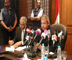   مصر اليوم - عبد العزيز يناقش مستقبل البث الفضائي للمباريّات