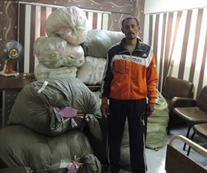 مصر اليوم - توقيّف شخص يسرق محلات الملابس في بورسعيّد