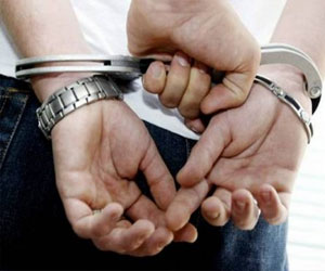 مصر اليوم - القبض على صبي في بورسعيد يدير 13 موقعًا للتحريض