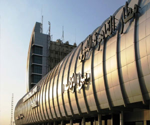   مصر اليوم - ضبط راكب بحوزته 64 قطعة عملة معدنية أثرية بمطار القاهرة