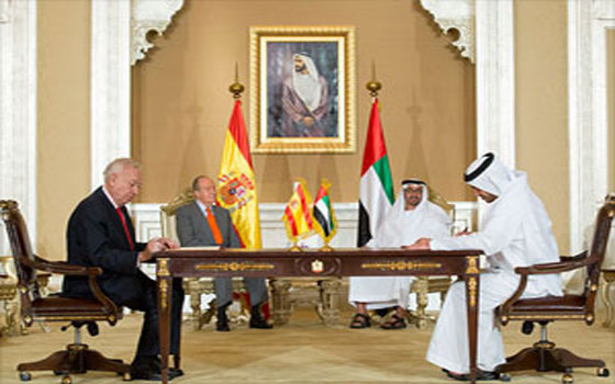   مصر اليوم - الملك خوان كارلوس أبلغ الشيخ محمد بن زايد رغبة بلاده في تطوير العلاقات الثنائيَّة