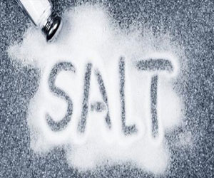   مصر اليوم - الإقلال من تناول الملح يساعد في تجنب النوبات القلبية