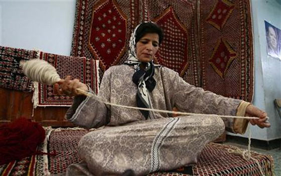   مصر اليوم - المرأة الجزائريّة تحترفُ صناعة السجاد في الشاويّة للمساهمة في زيّادة دخلها