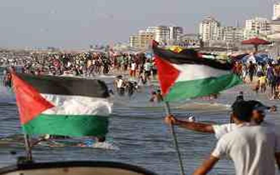   مصر اليوم - شاطئ البحر أصبح المتنفس الوحيد لسكّان قطاع غزّة المحاصر