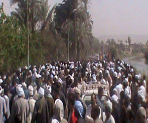   مصر اليوم - دفن قتلى حادث الكولة في مُحافظة سوهاج