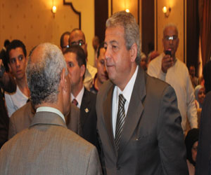   مصر اليوم - عبد العزيز يستعرض برامج الشباب في تكنولوجيا المعلومات