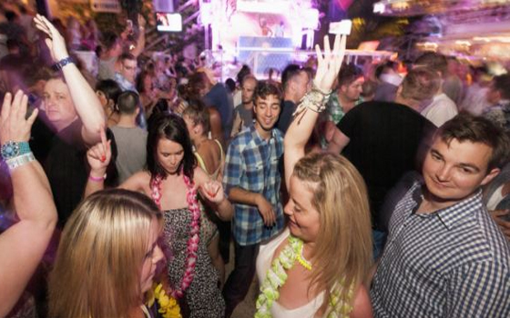   مصر اليوم - الحفلات الصاخبّة والضوضاء تتلف ألياف الأعصاب السمعيّة لدى الإنسان