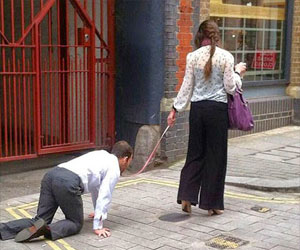   مصر اليوم - إمرأة تكشف عن سر سحبها رجلاً بسلسلة في شوارع لندن