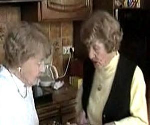   مصر اليوم - تكريم شقيقتين في هولندا بعد 70 عامًا من انتهاء الحرب العالمية الثانية