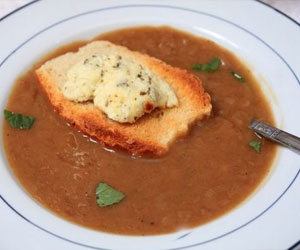   مصر اليوم - شوربة البصل والجبنة