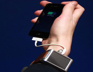 مصر اليوم - ساعة Carbon شاحن محمول للحواسيب والهواتف الذكيَّة