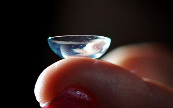   مصر اليوم - شركة غوغل تطوِّر عدساتٍ لاصقةً ذكيّة تُحوِّل العين إلى كاميرا