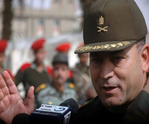 مصر اليوم - قائد الجيش الثالث الميداني يضع إكليلاً من الزهور على قبر الجندي المجهول