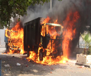 مصر اليوم - إشتعال النيران في جزء من مدرعة شرطة في المنيا