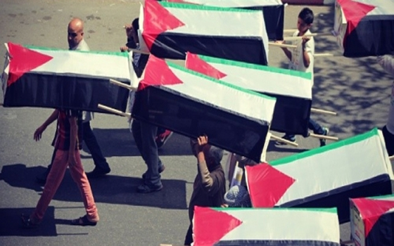   مصر اليوم - عشرات التوابيت للشهداء الأسرى تجوب شوارع غزّة في يوم الأسير الفلسطيني