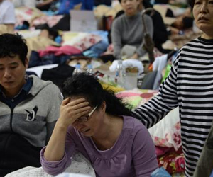   مصر اليوم - أهالي الطلاب المفقودين في غرق العبارة في كوريا الجنوبية يهاجمون الحكومة والمسعفين والطاقم