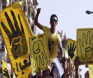   مصر اليوم - الجيش يفض وقفةً احتجاجيَّةً لـألتراس ربعاوي في بورسعيد