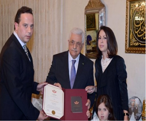   مصر اليوم - عباس يمنح الشهيد أبو شرار وسام نجمة الشرف