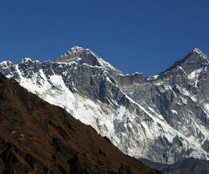 مصر اليوم - تسعة قتلى في إنهيار ثلجي في الأيفريست