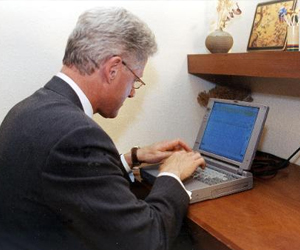   مصر اليوم - الكمبيوتر المحمول الذي أرسل بيل كلينتون أول رسالة إلكترونية رئاسية بواسطته بيع بسعر 60 ألف دولار