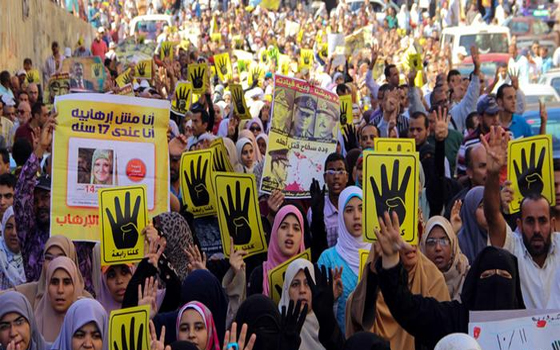   مصر اليوم - الأمن يعزّز تأمين السفارة القطريّة والإخوان يتظاهرون في عرب المعادي