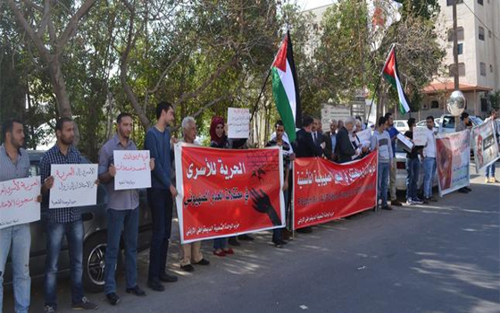   مصر اليوم - حزب الوحدة الشعبيّة يعتصم أمام الصليب الأحمر في عمّان