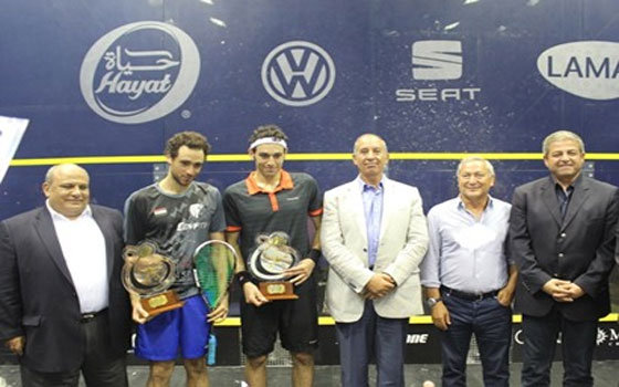   مصر اليوم - وزير الشباب والرياضة يُسلِّم رامي عاشور كأس بطولة الجونة الدوليّة للإسكواش