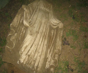   مصر اليوم - محافظ بُورسعيد يعثر على تمثالين في بُحيرة المنزلة