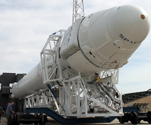   مصر اليوم - أنطلاق صاروخ فالكون 9 حاملاً مركبة شحن