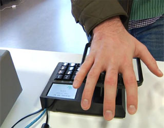 مصر اليوم - طالب سويديّ يطوِّر تقنيّة للدفع بواسطة راحة اليد