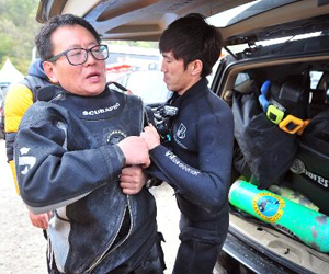   مصر اليوم - الغطاسون يدخلون العبارة الكورية الجنوبية وتوقيف القبطان