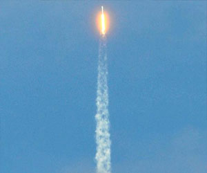   مصر اليوم - سبايس اكس تطلق بنجاح مركبتها دراغون إلى محطة الفضاء الدولية