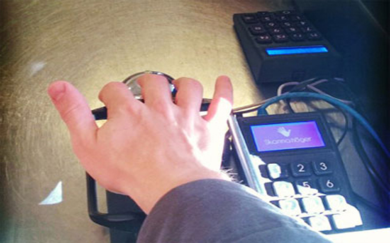   مصر اليوم - طالب سويديّ يطوِّر تقنيّة للدفع بواسطة راحة اليد