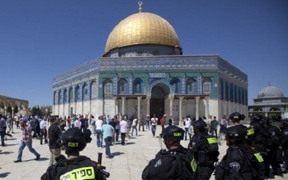   مصر اليوم - إصابات خلال مواجهات عنيفة بين قوات الاحتلال وفلسطينيين داخل باحات المسجد الأقصى