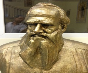   مصر اليوم - إزاحة الستار عن تمثال تولستوي في الاحتفالية السنوية لتوزيع جوائز اتحاد الكتاب