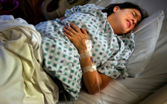   مصر اليوم - نساء جزائريَّات يَلِدن في بيوتهنّ رغم خطورة الوضع على صحّتهنّ ومواليدهنّ