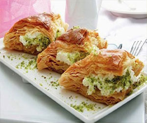   مصر اليوم - مثلثات بعجينة الفايلو والكريمة