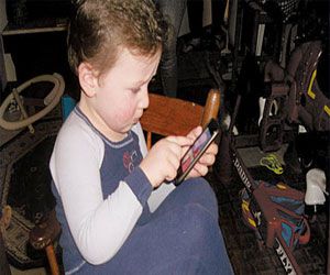   مصر اليوم - ندوة علميَّة تحذر من تأثير أجهزة المحمول على الأطفال