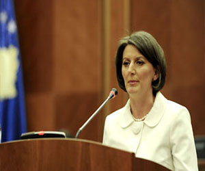   مصر اليوم - رئيسة كوسوفو تمنح الشيخ محمد وسام الإستقلال